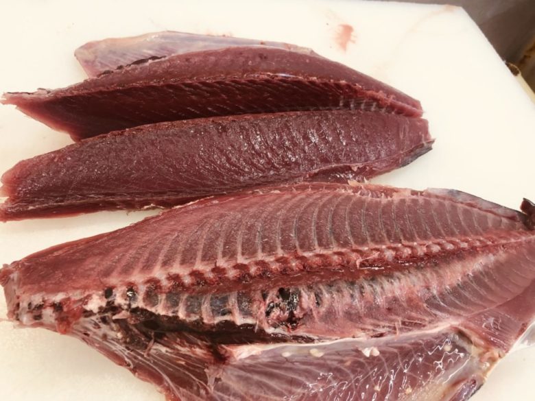 魚屋が教える イシガツオ ゴシ ゴリカツオ とは めちゃ不味い個体の見分け 特徴を解説 まるなか大衆鮮魚